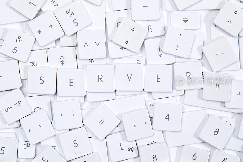 Word SERVER就像键盘上的字母一样躺在一堆破碎的键盘字母上